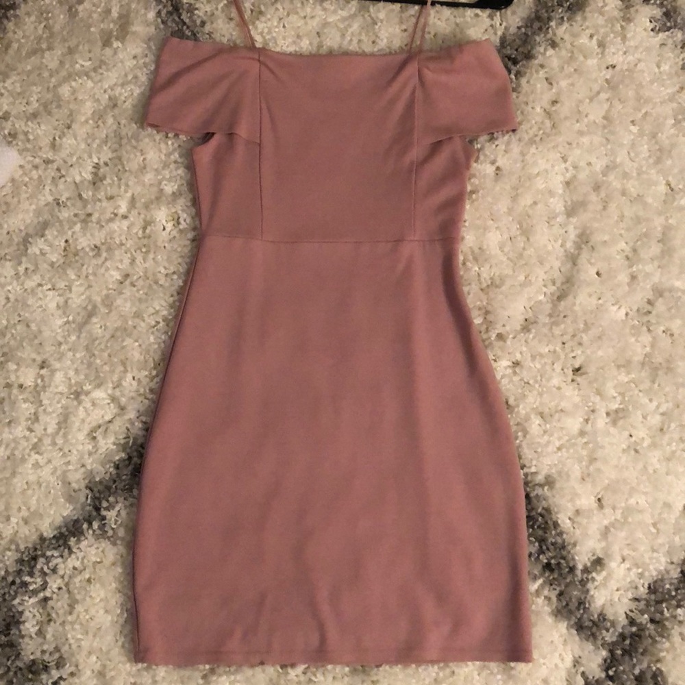 Pink off the shoulder bodycon dress 🌸